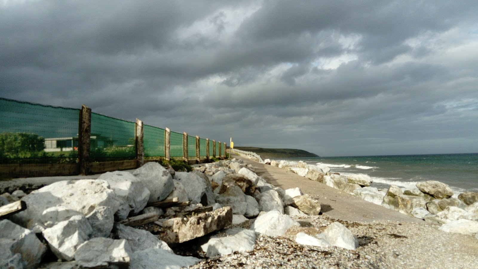 Foto von Ballycrennane Beach umgeben von Bergen