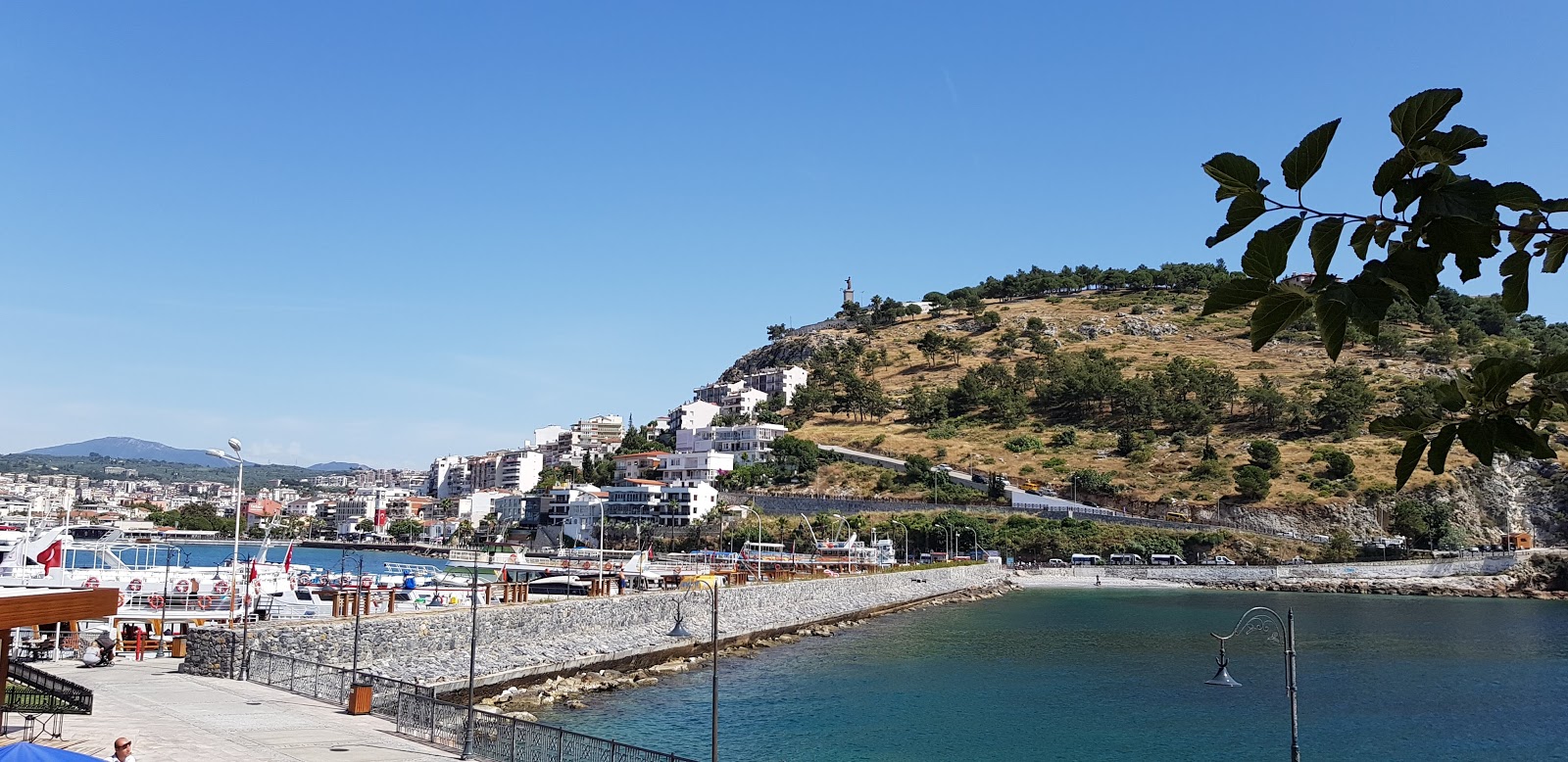 Foto di Guvercinada Adasi Beach con una superficie del ciottoli grigi
