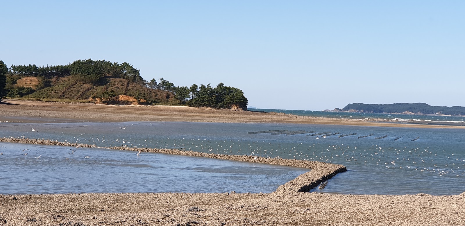 Foto van Uihang Beach met ruime baai