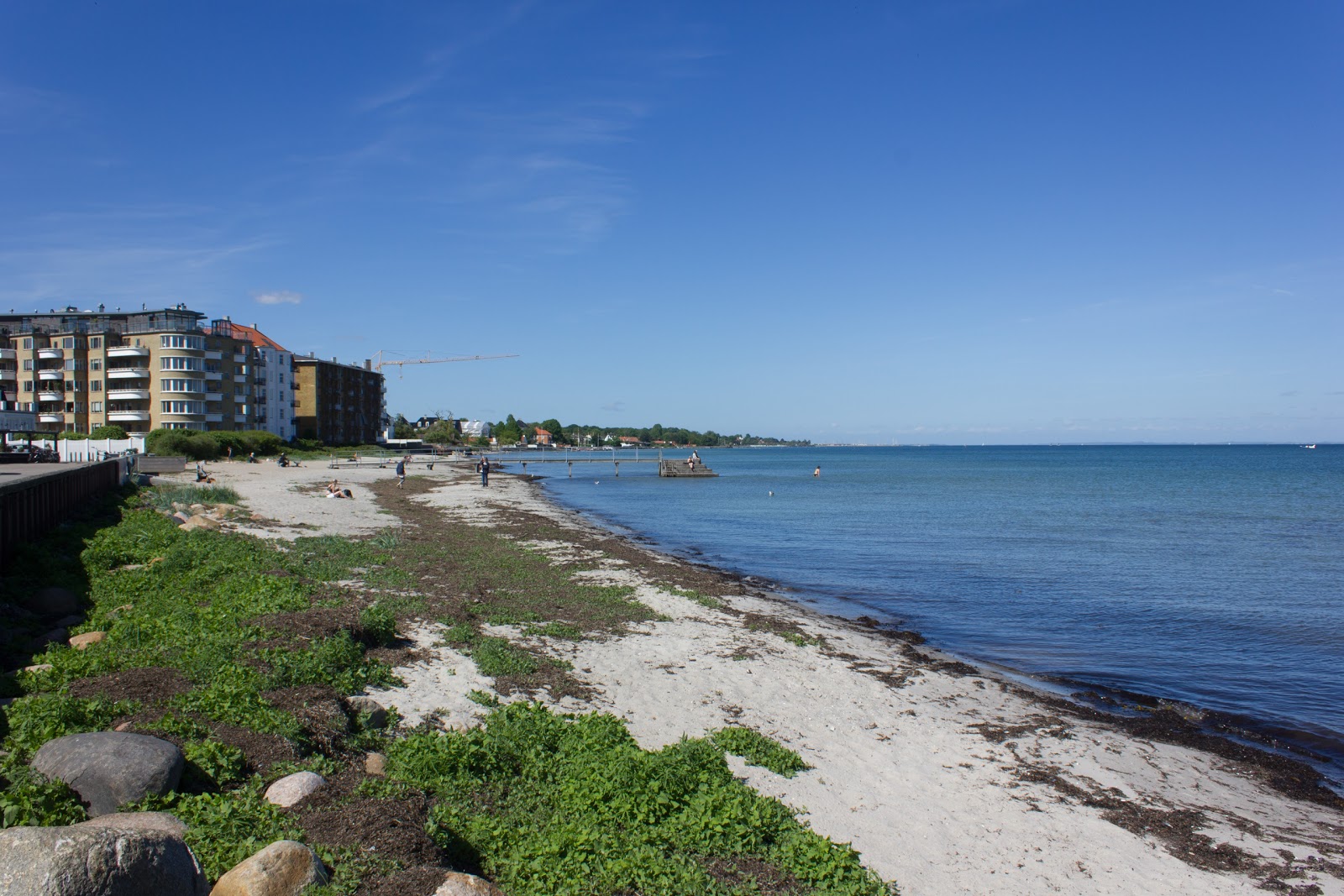 Hellerup Beach的照片 带有米色沙子表面