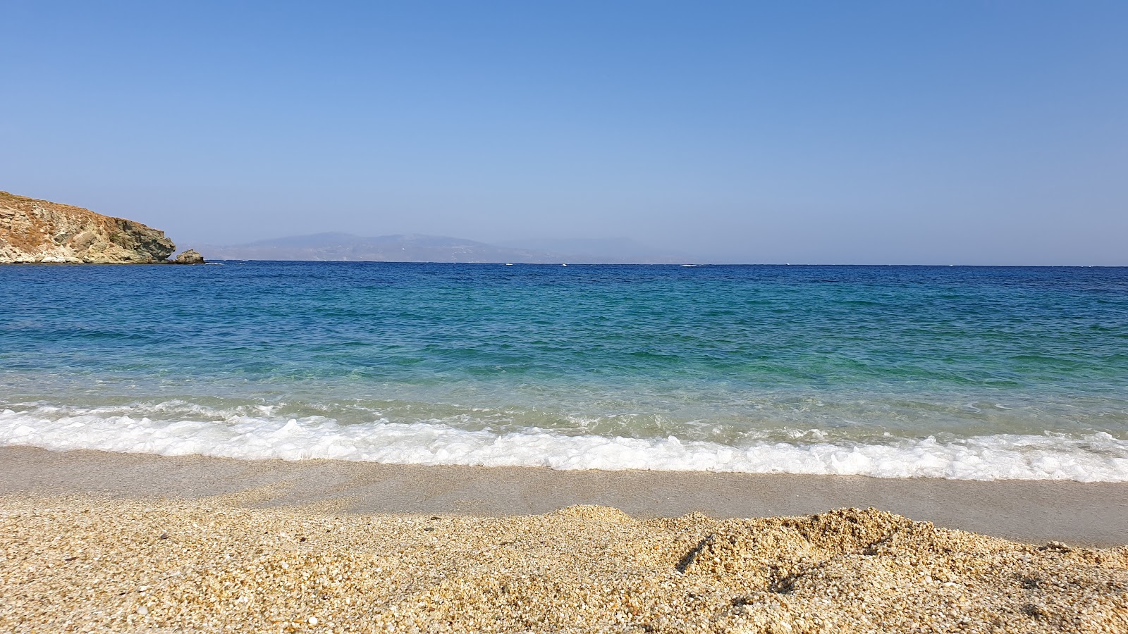 Foto de Gialos beach com pequena baía