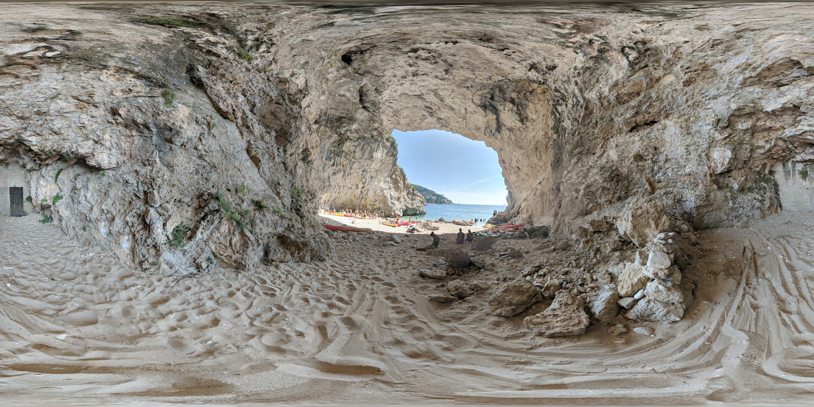 Fotografie cu Betina Cave beach cu o suprafață de pietricel alb fin