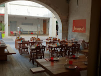 Atmosphère du Monsieur Jeannot - Restaurant Cuisine Traditionnelle - 18 rue des Cornières 47000 Agen - n°4