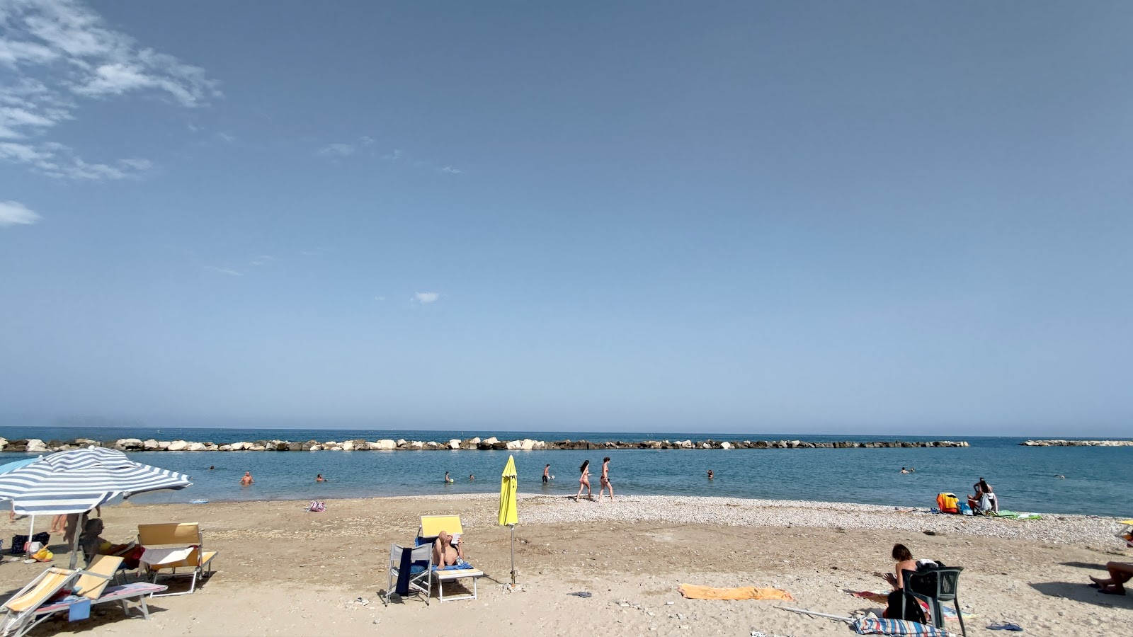 Spiaggia dei Pedaso的照片 带有蓝色的水表面