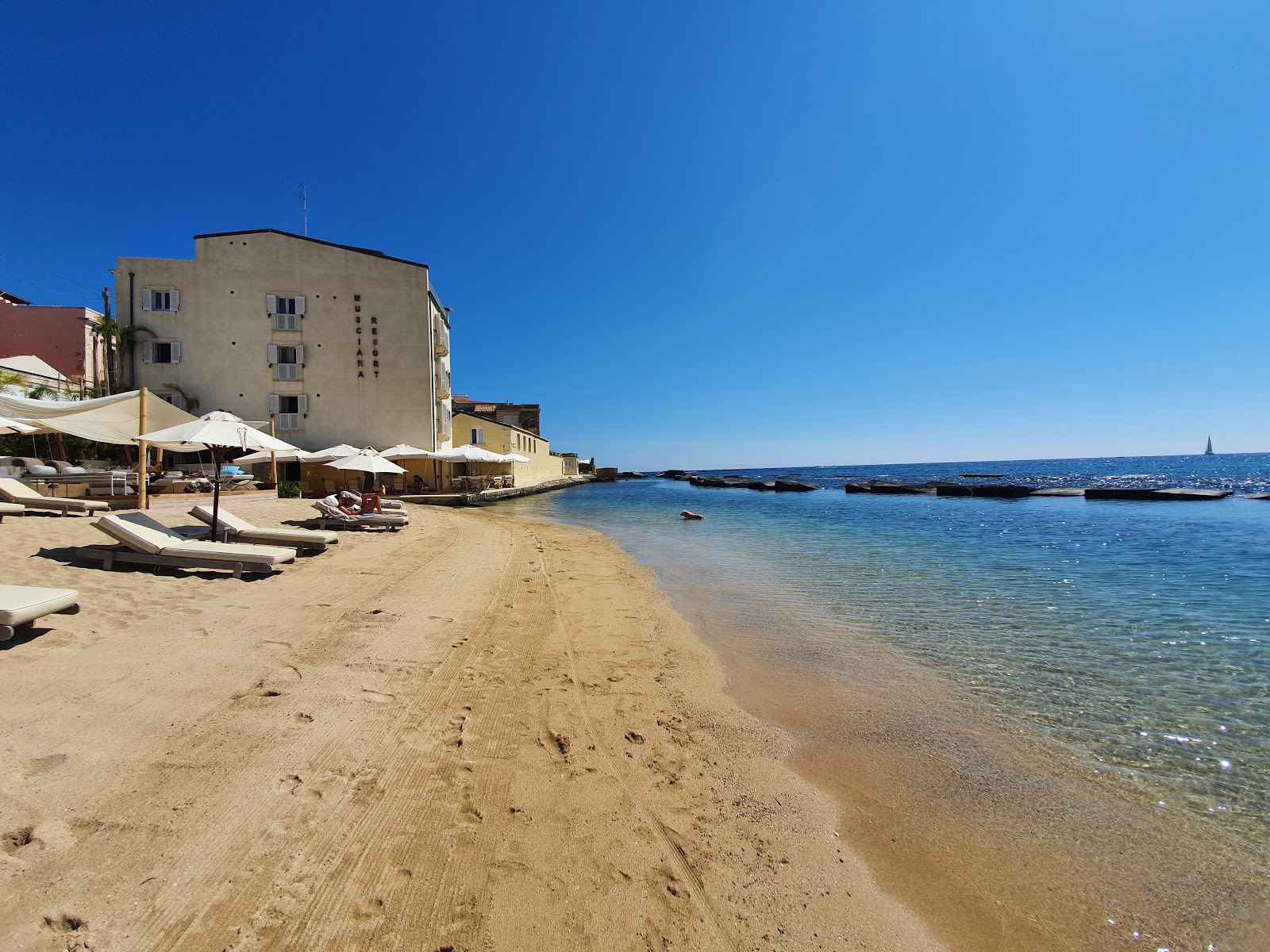 Musciara Resort beach的照片 带有碧绿色纯水表面