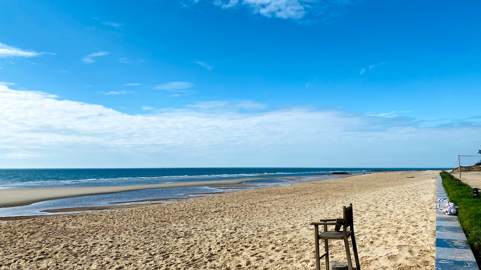 Φωτογραφία του Holiday Inn Resort beach με φωτεινή άμμος επιφάνεια