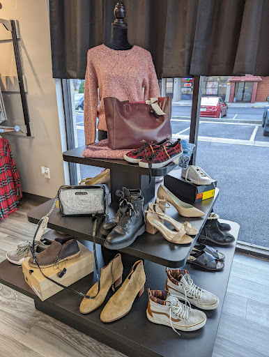 Used Clothing Store «Clothes Mentor», reviews and photos, 306 Oyster Point Rd, Newport News, VA 23602, USA