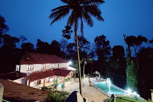 Nature's pilgrim - Chikmagalur homestay with swimming pool image