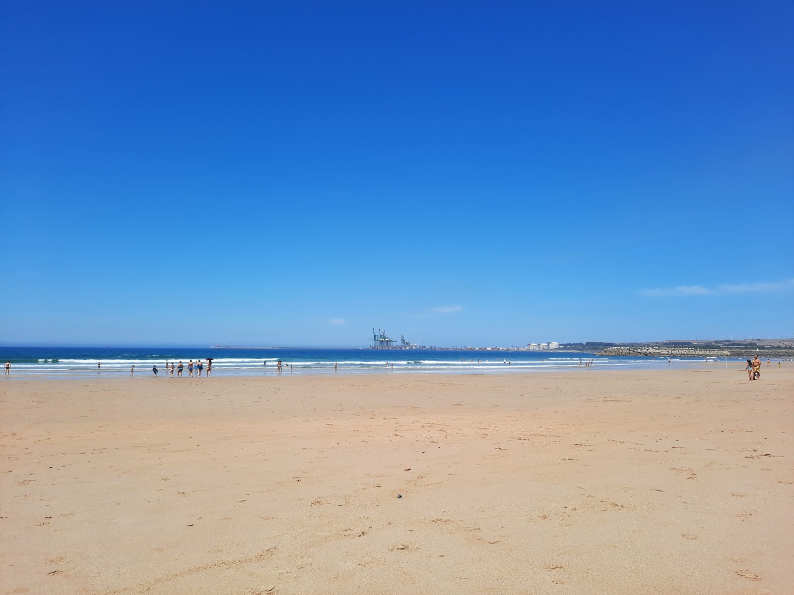 Praia de Sao Torpes的照片 带有碧绿色纯水表面