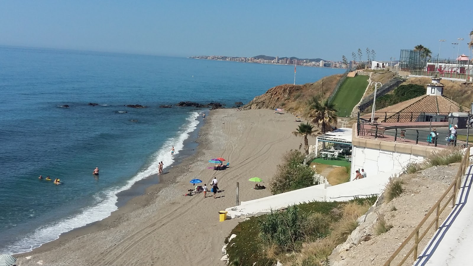 Foto di Playa la Perla con una superficie del sabbia grigia
