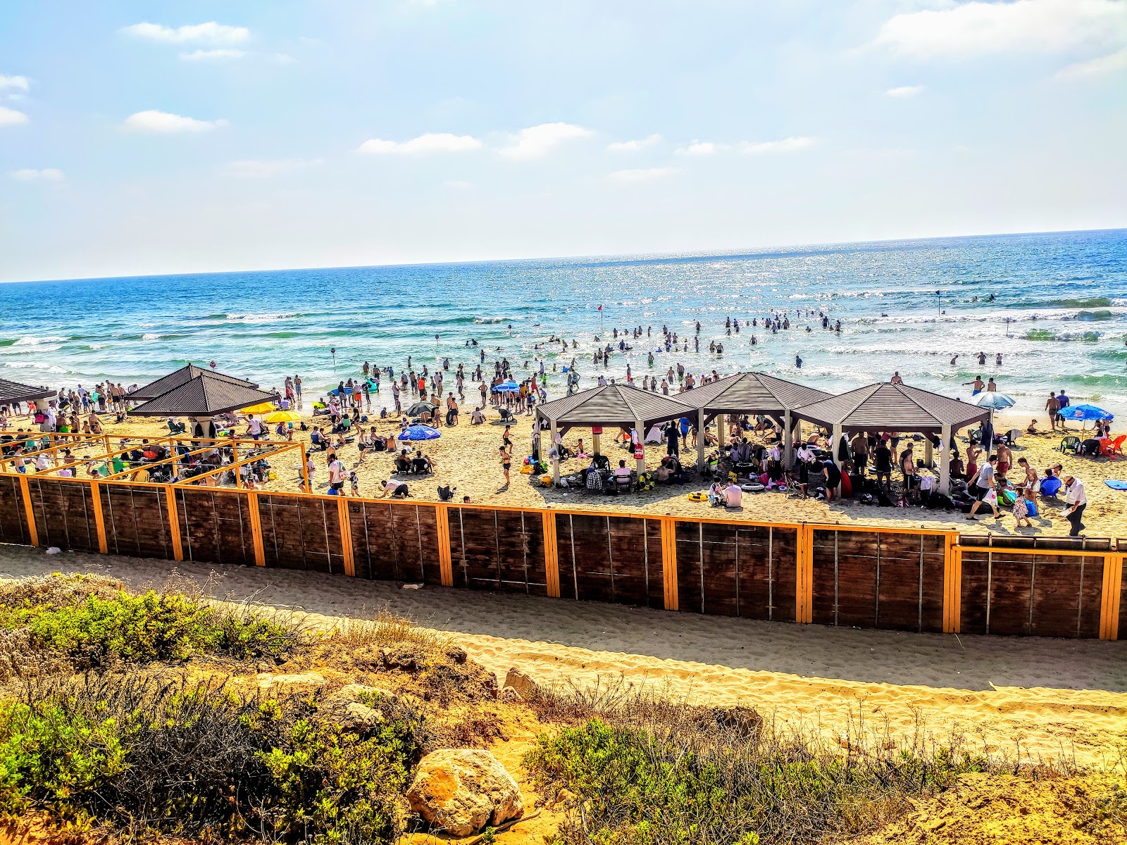 Foto von Kiryat Sanz beach und die siedlung