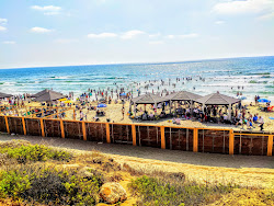 Foto di Kiryat Sanz beach circondato da montagne