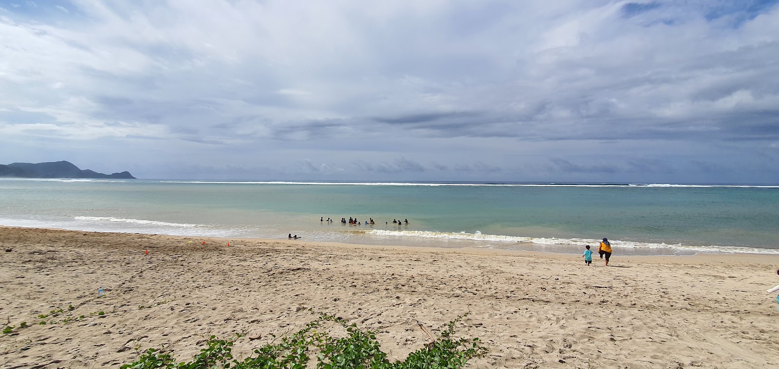 Foto von Torok Beach mit türkisfarbenes wasser Oberfläche