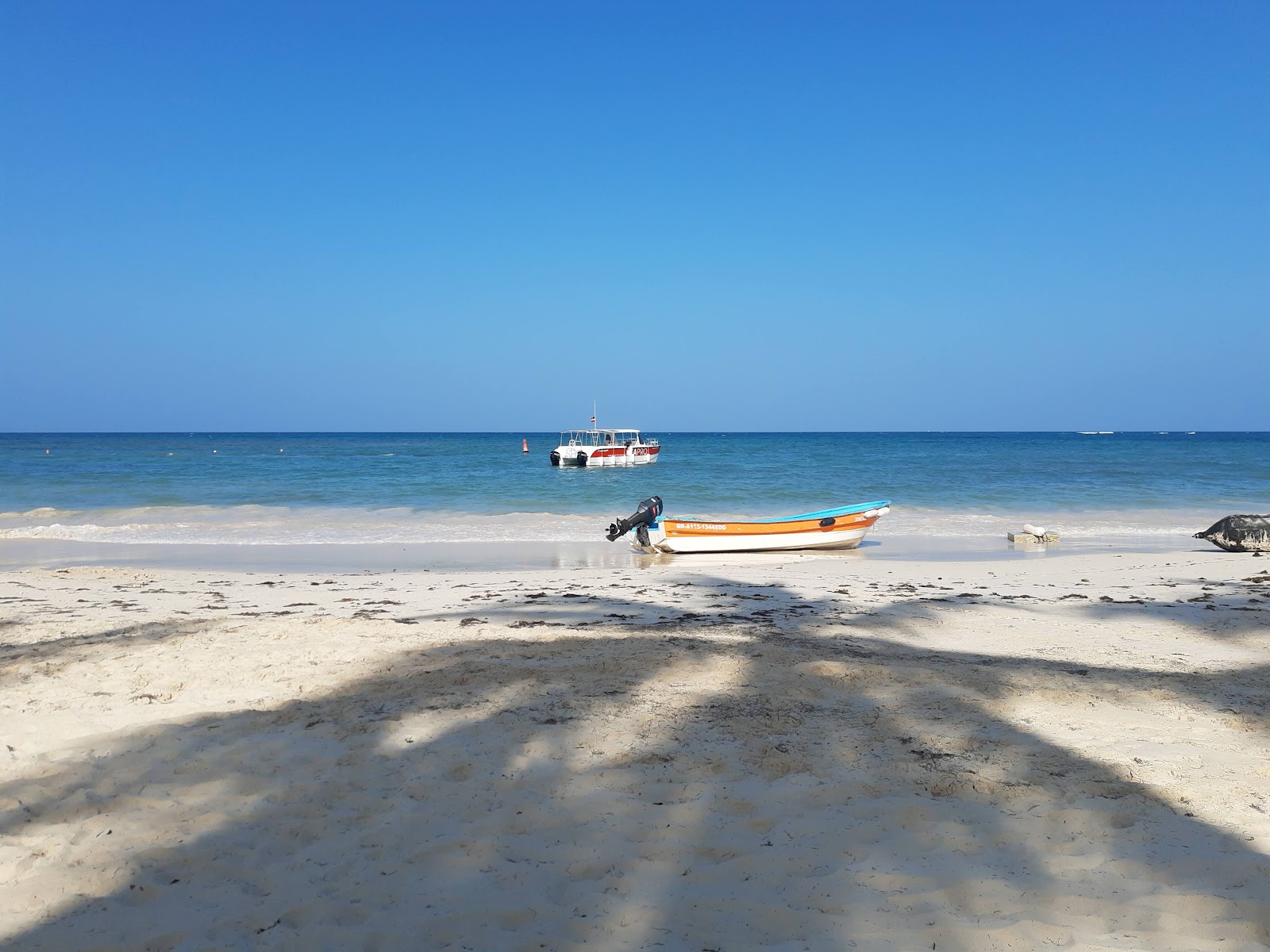 Foto von Playa Riviera mit feiner beiger sand Oberfläche