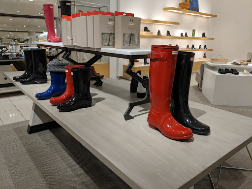 Stores to buy women's black boots Honolulu