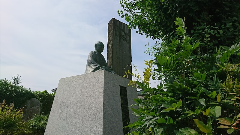 関孝和の銅像と顕彰碑