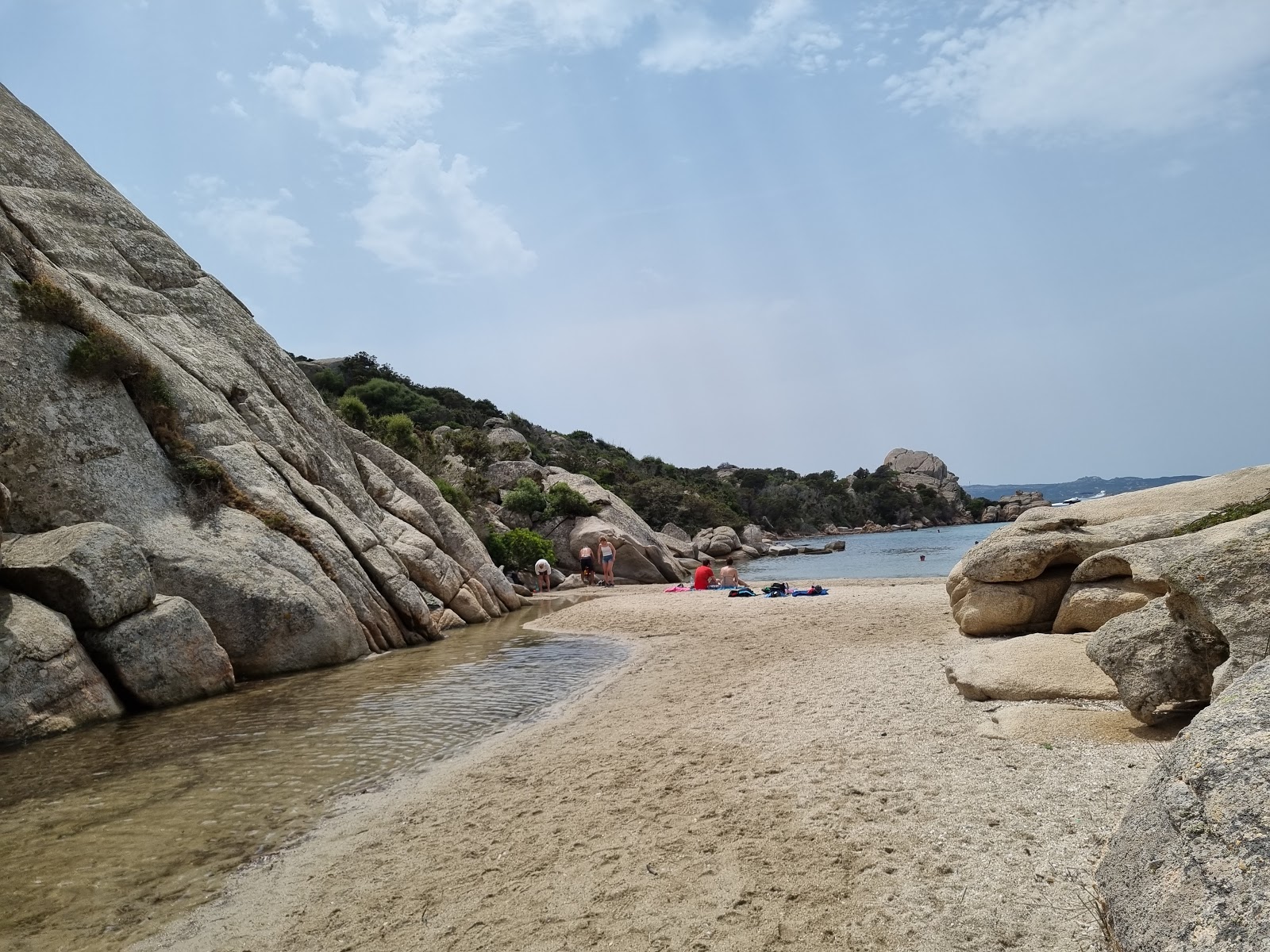 Cala Caprarese Beach'in fotoğrafı - rahatlamayı sevenler arasında popüler bir yer