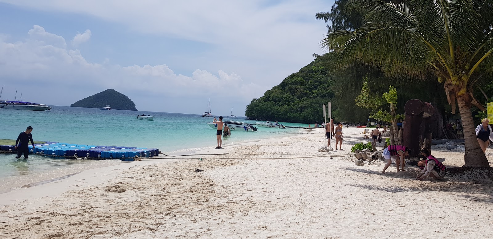 Ko Racha Yai East Bay'in fotoğrafı parlak kum yüzey ile