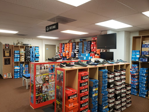 Shoe Store «Hansons Running Shop», reviews and photos, 3407 S Rochester Rd, Royal Oak, MI 48073, USA