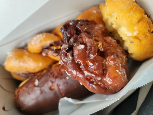 Donut Shop «Donut Hut», reviews and photos, 2025 W Magnolia Blvd, Burbank, CA 91506, USA