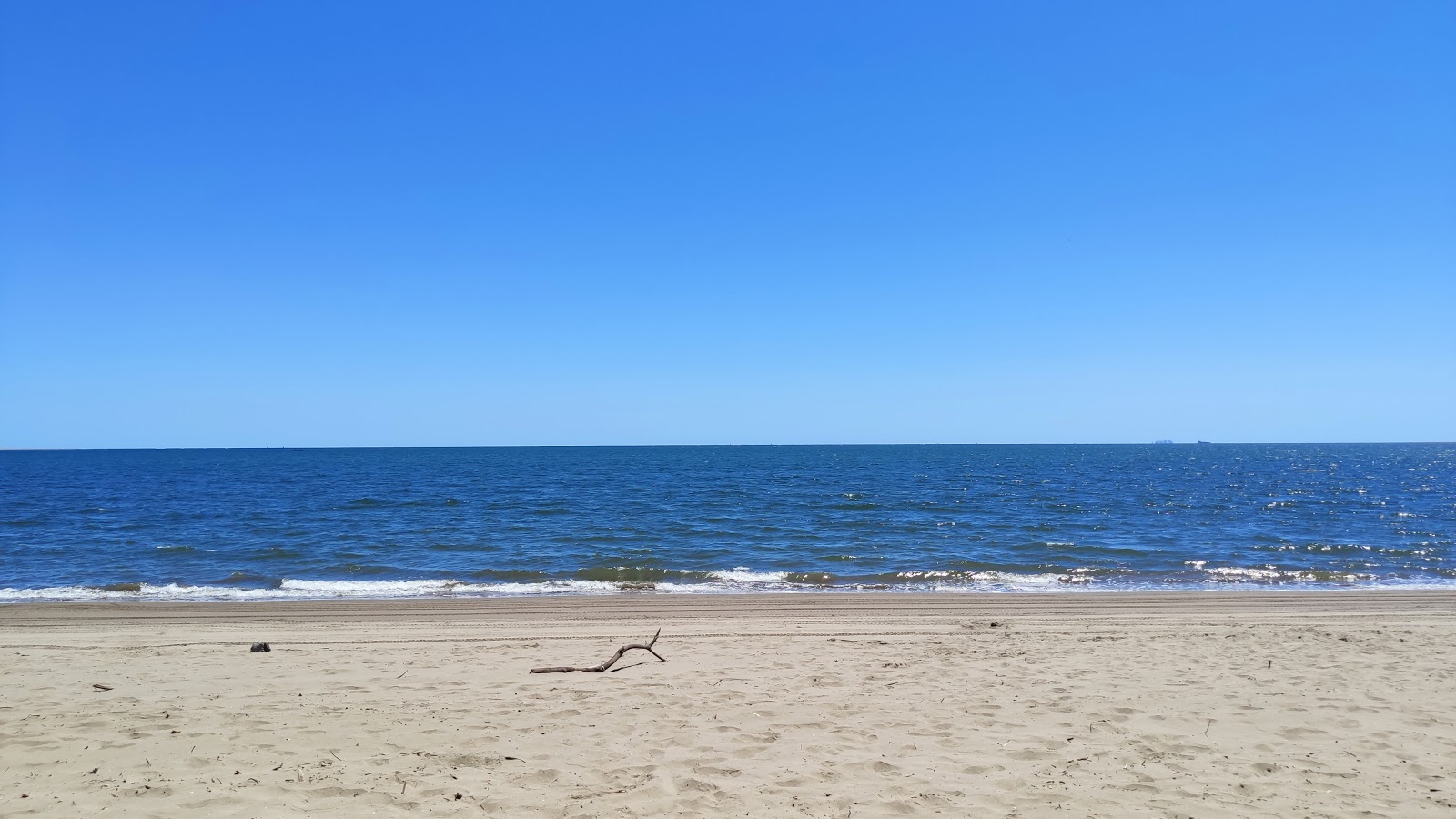 Foto de El Maviri beach con agua cristalina superficie