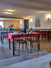 Atmosphère du Restaurant Lou Marmitou à Saint-Front-de-Pradoux - n°1