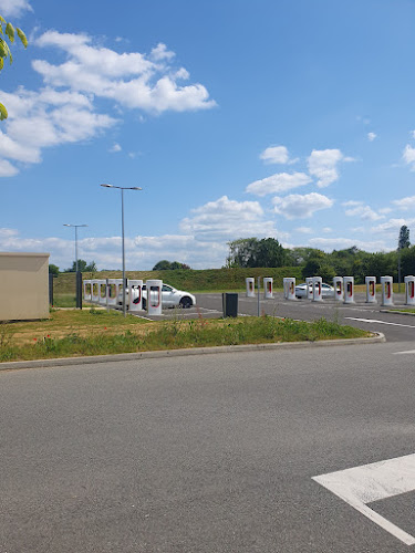 Borne de recharge de véhicules électriques Tesla Supercharger Poitiers