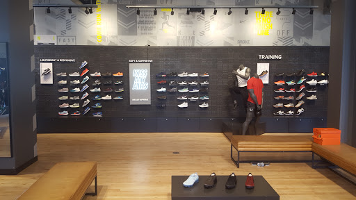 Clothing Store «Nike The Grove», reviews and photos, 189 The Grove Dr, Los Angeles, CA 90036, USA