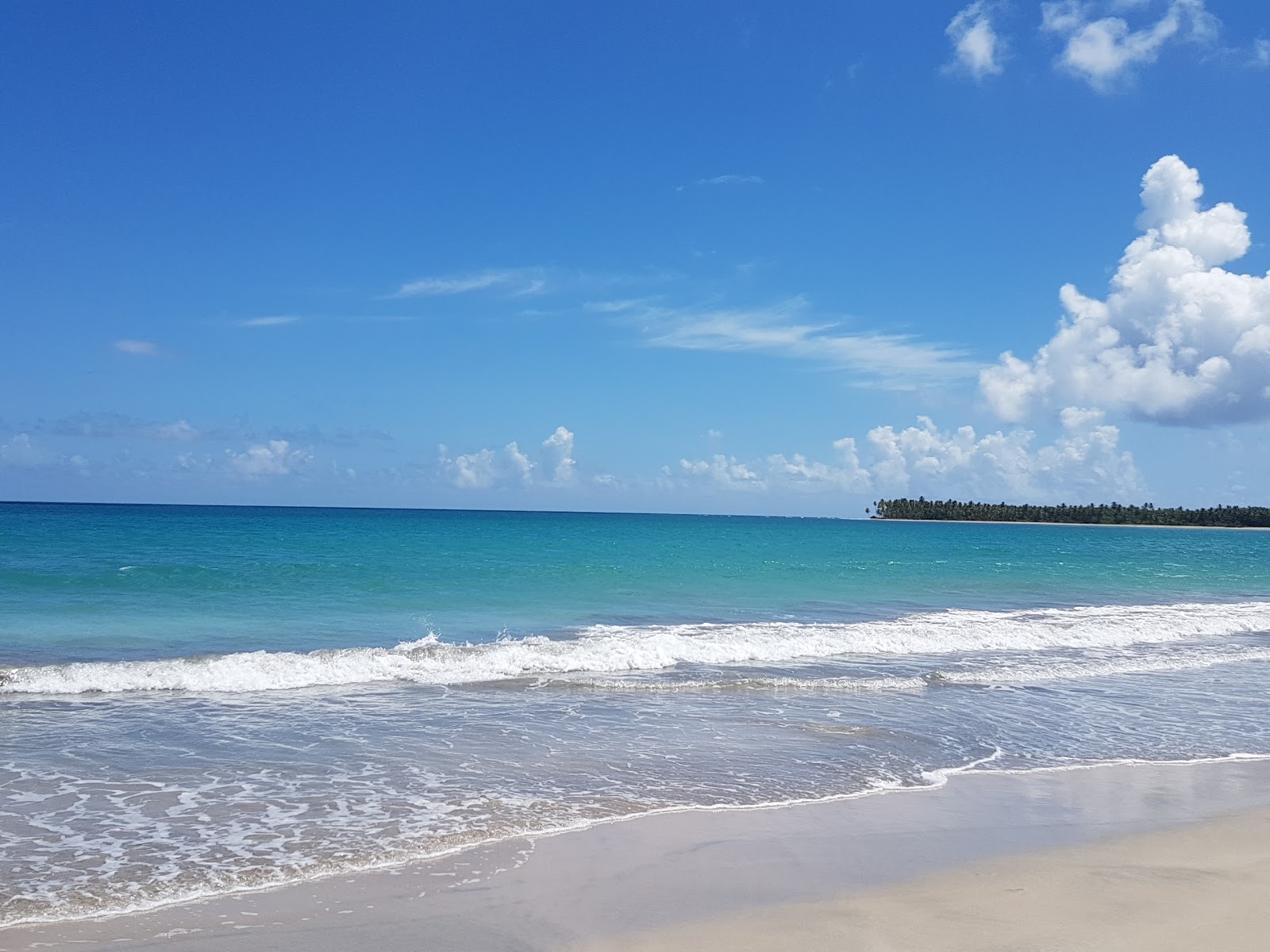 Playa Costa Esmeralda'in fotoğrafı - rahatlamayı sevenler arasında popüler bir yer