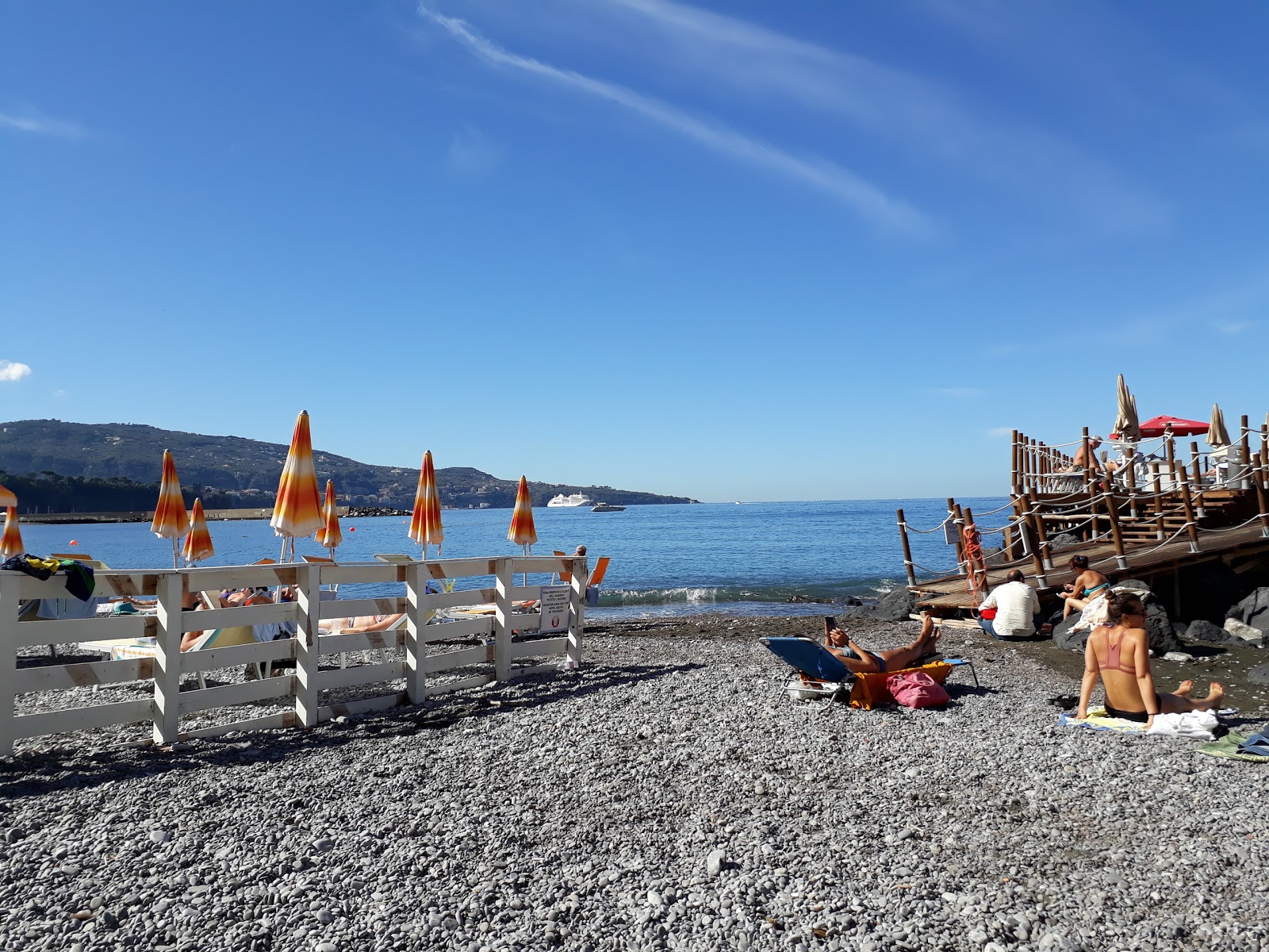 Foto von Spiaggia di Meta II umgeben von Bergen
