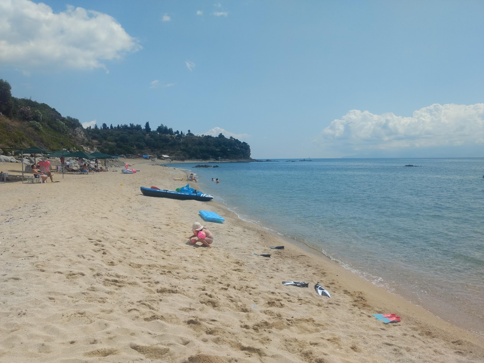 Foto de Sarakina beach II con bahía mediana