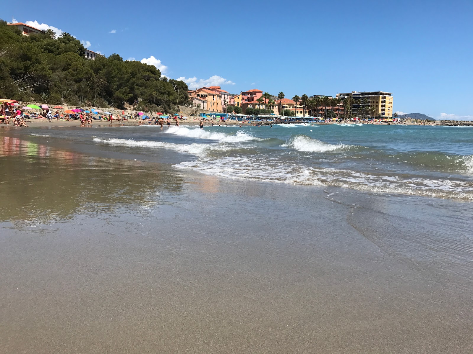 Foto di Spiaggia di San Lorenzo al Mare e l'insediamento