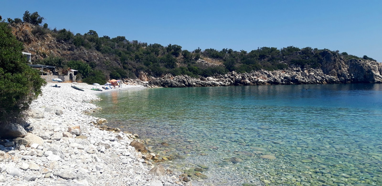 Foto von Laloudes beach und die siedlung