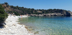 Foto von Laloudes beach und die siedlung