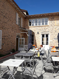 Atmosphère du Restaurant français Chambre d'hote Bar Restaurant La Benoite à Salles-Arbuissonnas-en-Beaujolais - n°6