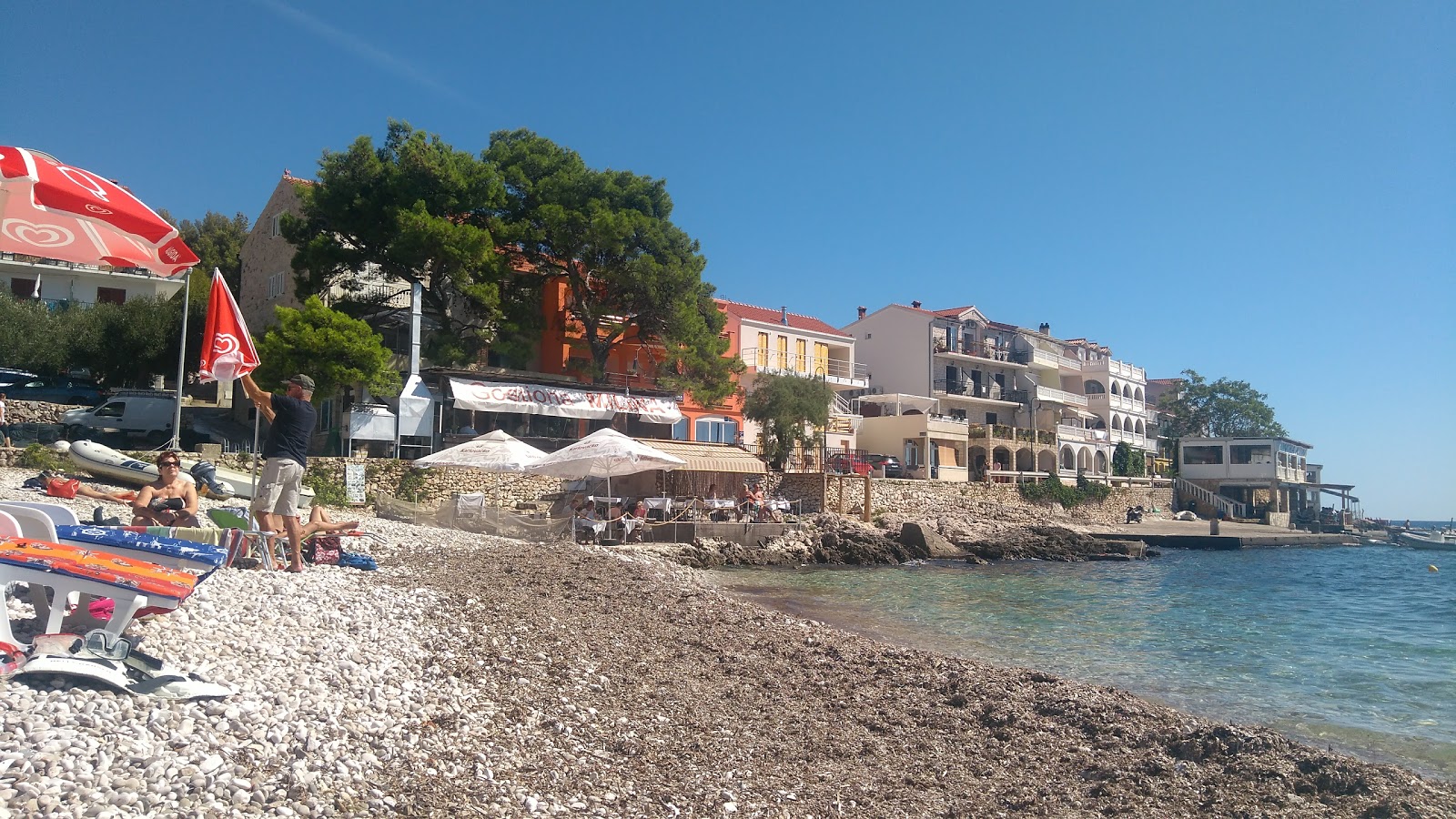 Foto av Milna beach med hög nivå av renlighet