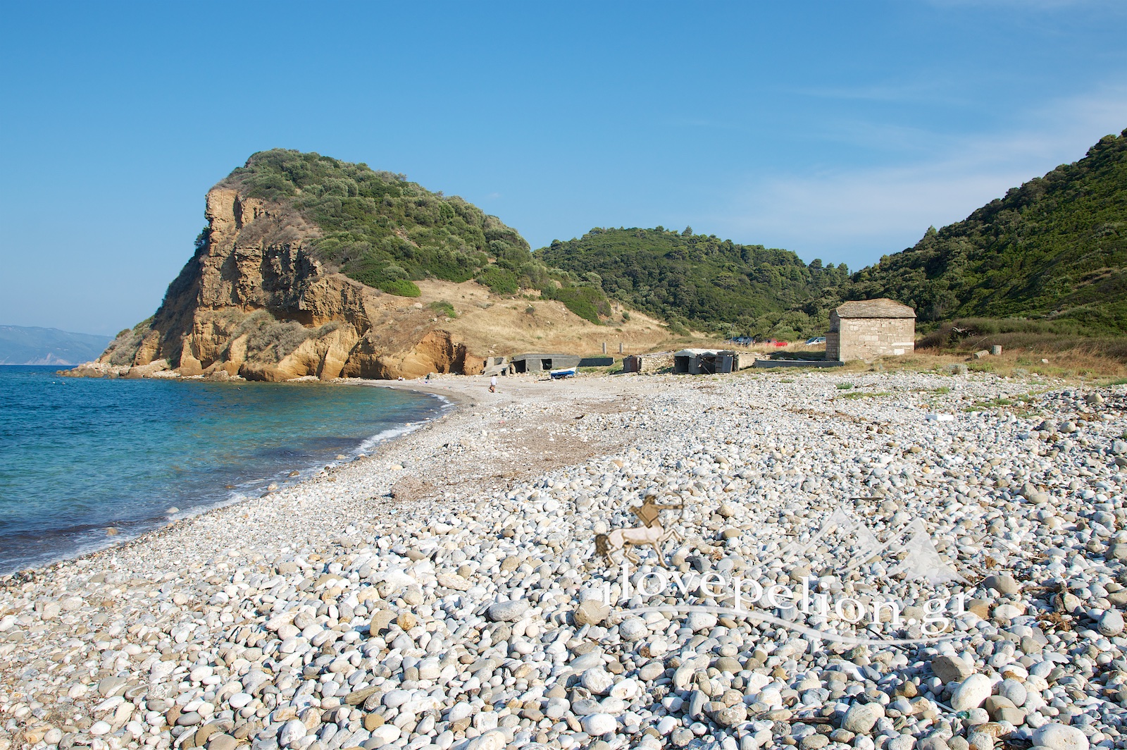 Foto di Theotokos beach con una superficie del acqua verde chiaro