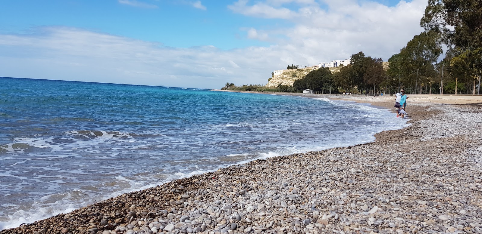 Valokuva Torresin rantaista. pinnalla musta hiekka ja kivi:n kanssa