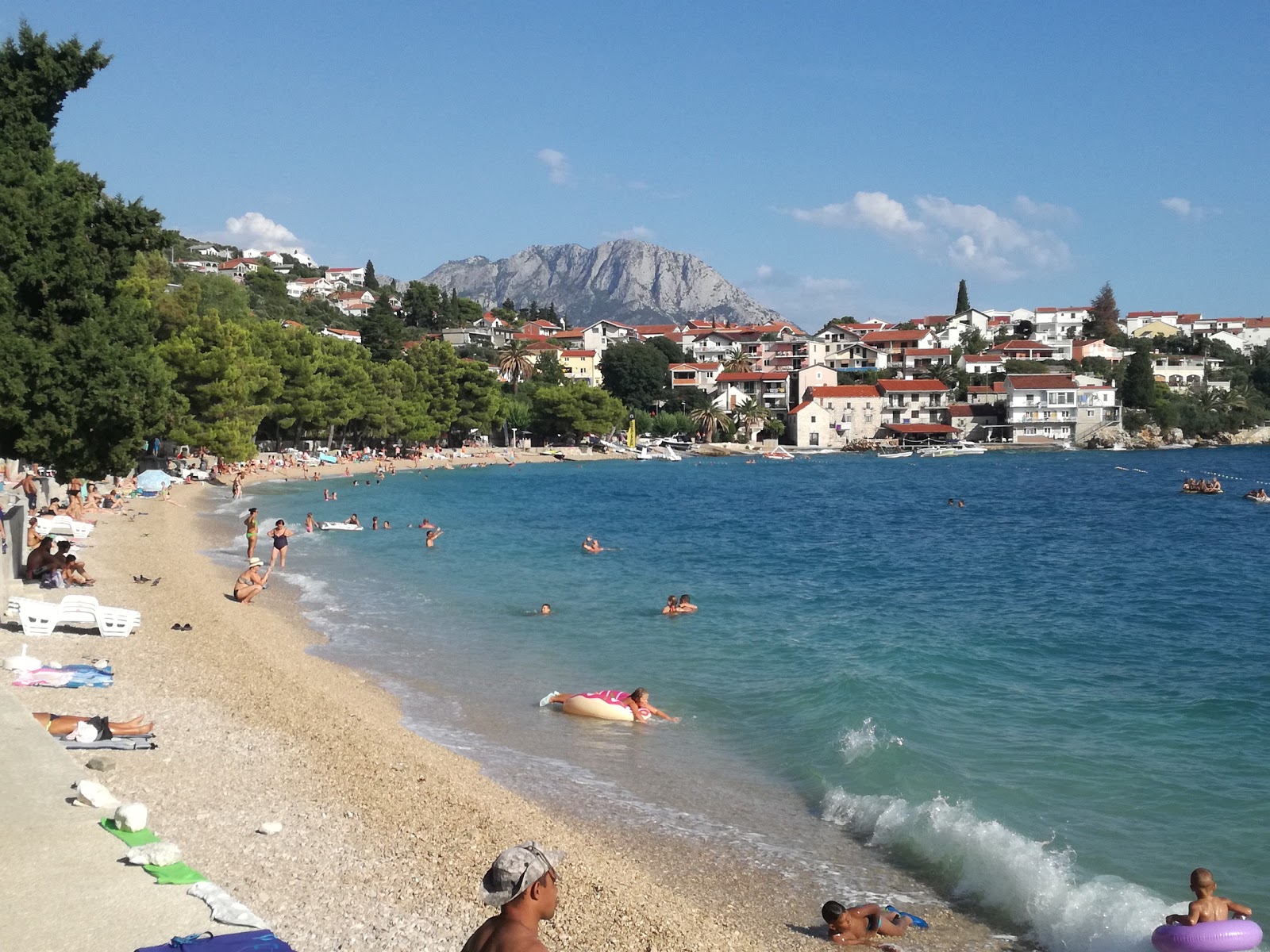Φωτογραφία του Plaza Podaca με μπεζ βότσαλα επιφάνεια