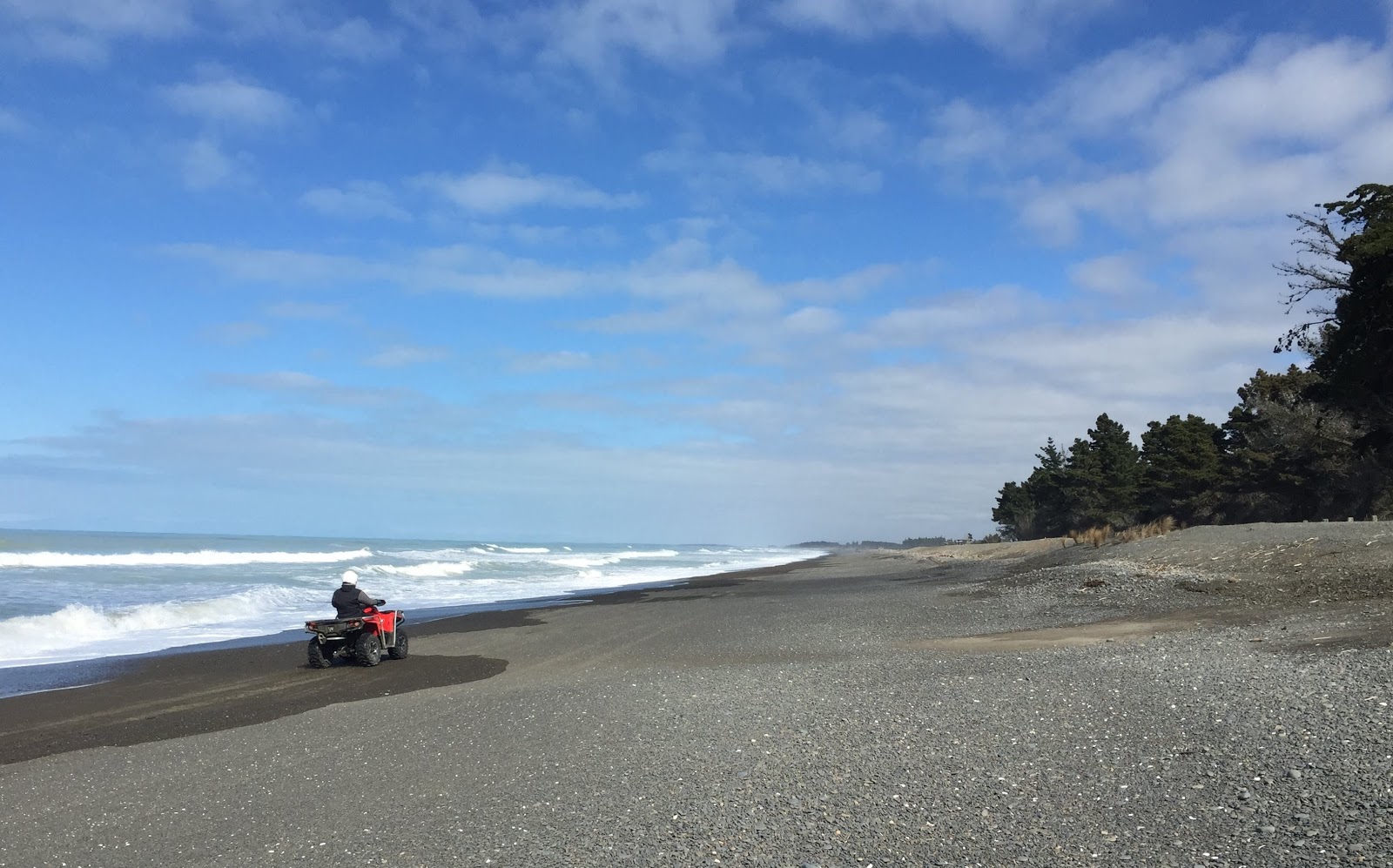 Foto von Amberley Beach von Klippen umgeben