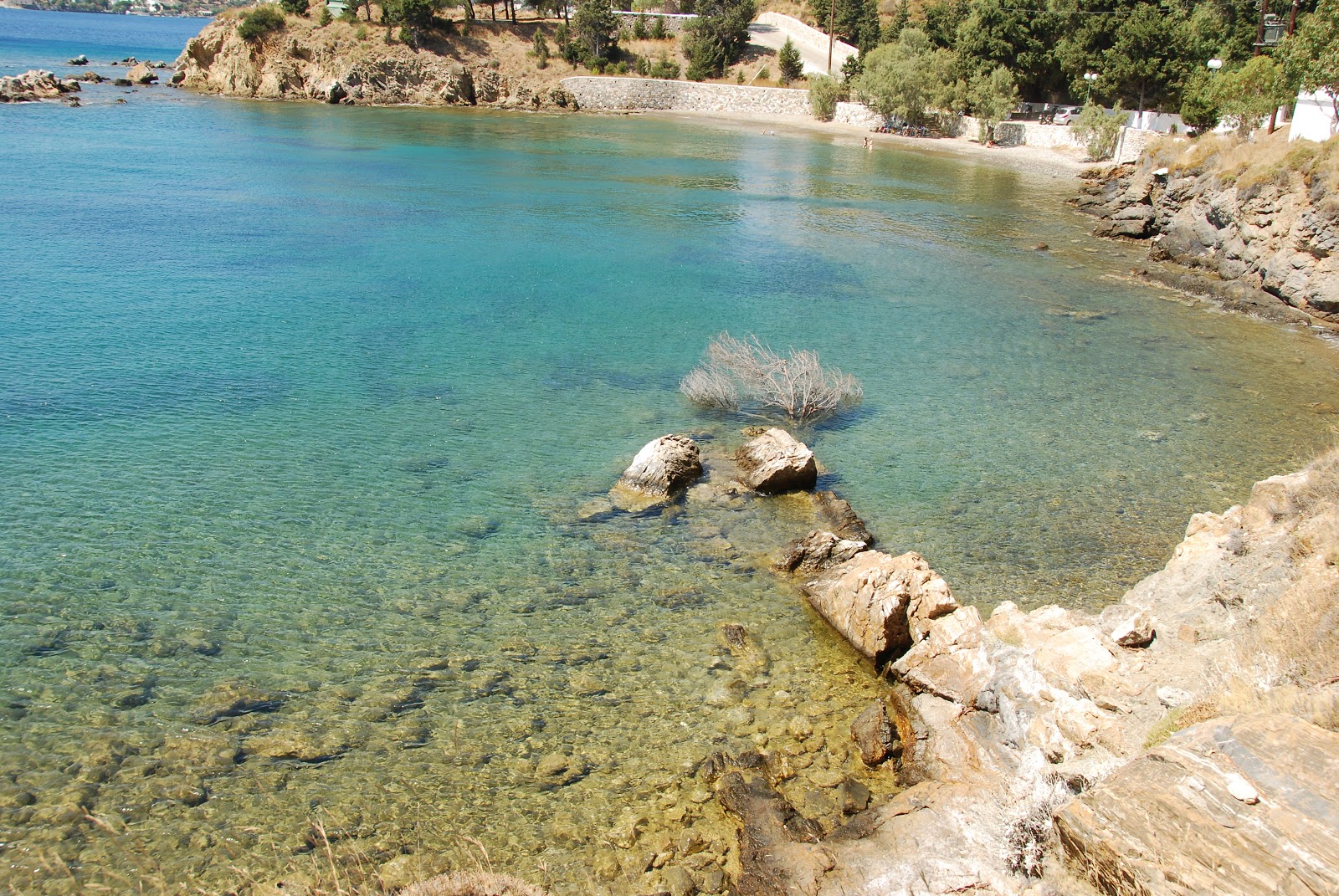 Foto de Panagies beach com areia cinza e pedras superfície