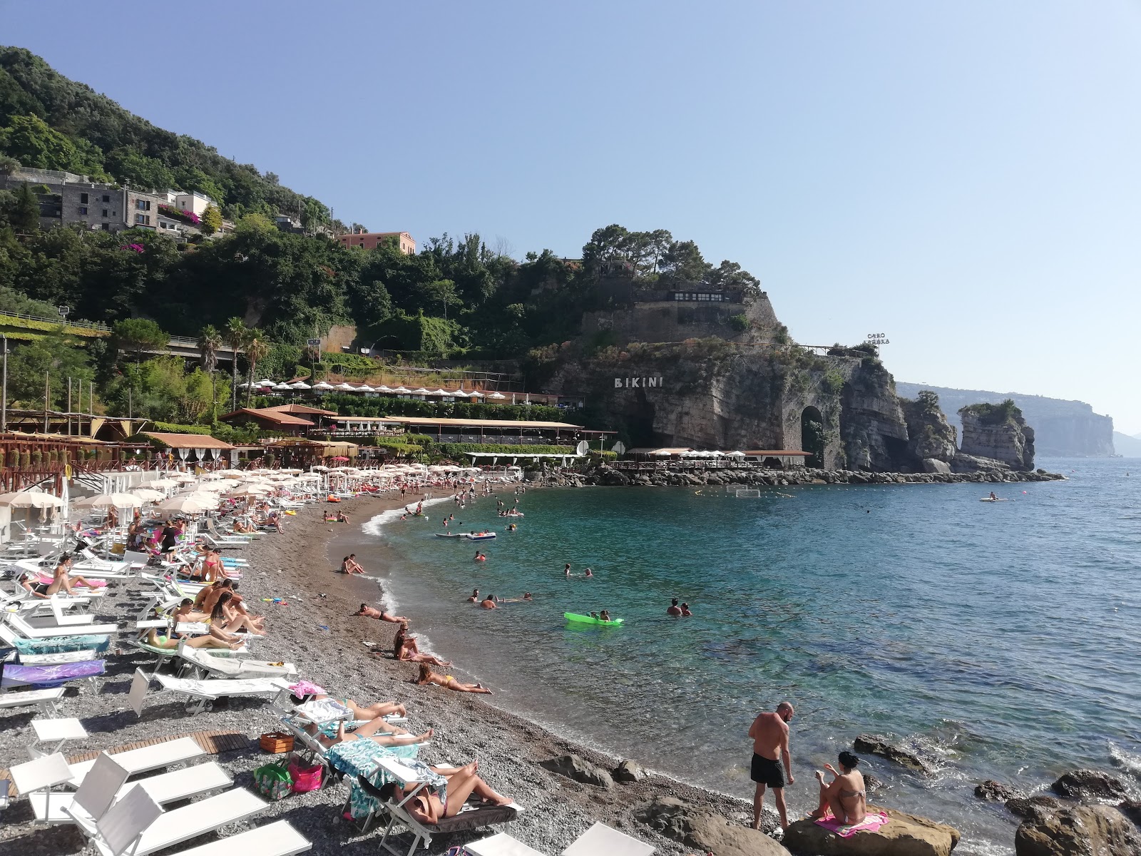 Il Bikini beach的照片 带有蓝色的水表面