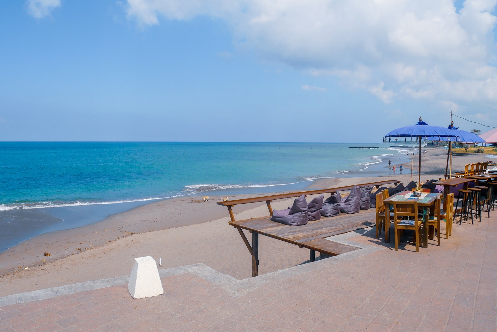 Batu Bolong Beach'in fotoğrafı turkuaz saf su yüzey ile