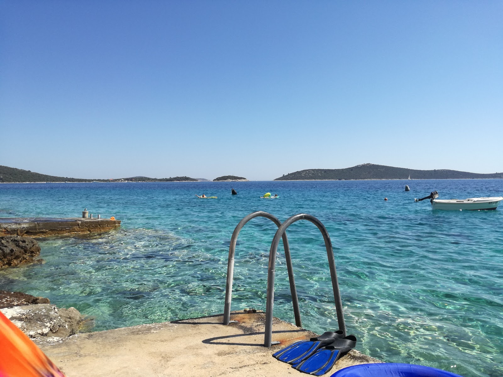 Foto de Alina beach con agua cristalina superficie