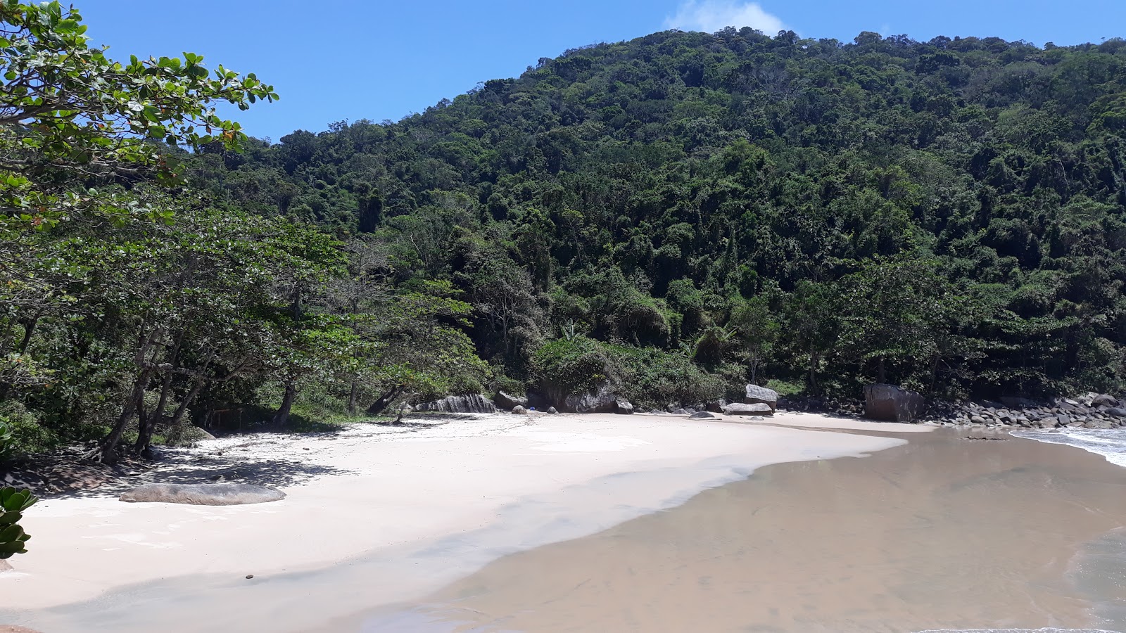 Foto van Praia de Fora gelegen in een natuurlijk gebied