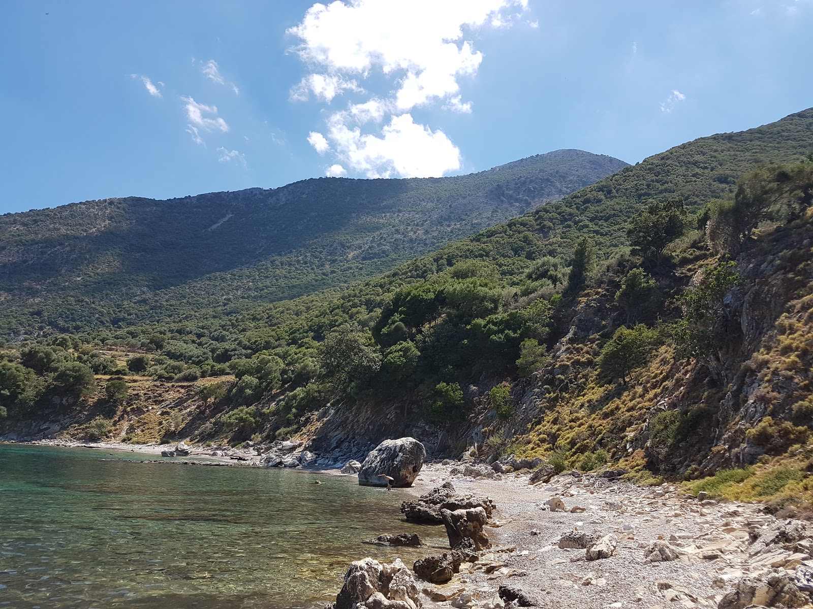 Foto van Makria Petra gelegen in een natuurlijk gebied