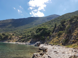 Makria Petra'in fotoğrafı uçurumlarla desteklenmiş