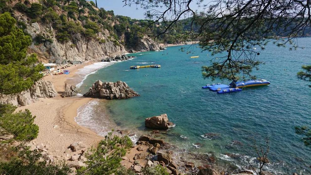 Foto de Cala Estreta com várias baías espaçosas