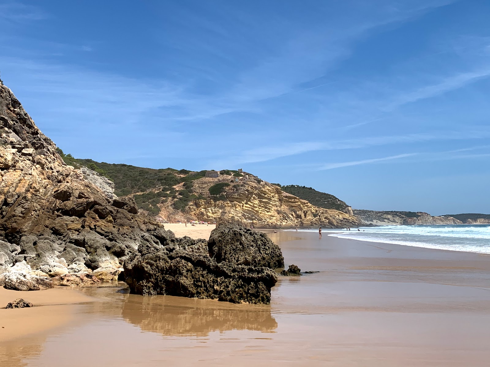 Φωτογραφία του Praia da Figueira περιτριγυρισμένο από βουνά