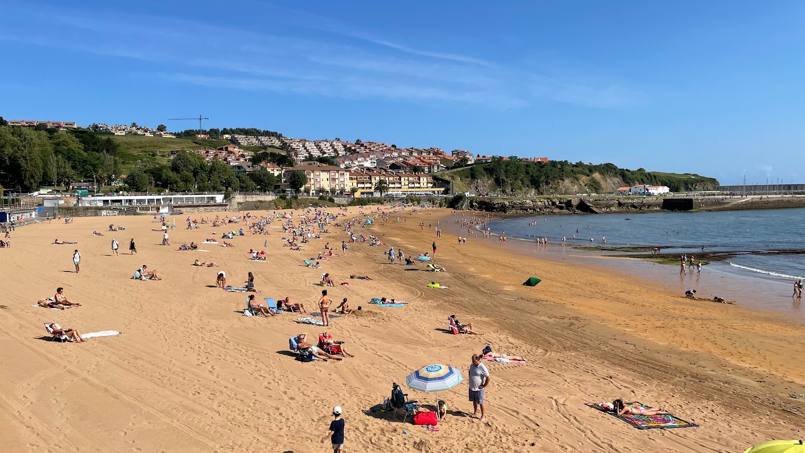 Luanco Plajı'in fotoğrafı geniş plaj ile birlikte